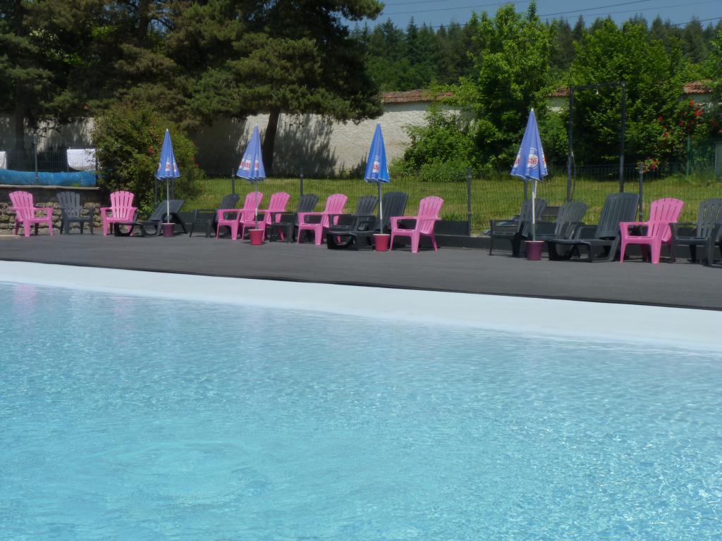 Bains de soleil au bord de la Piscine du camping Le Manoir de Bezolle, Parc du Morvan, Bourgogne